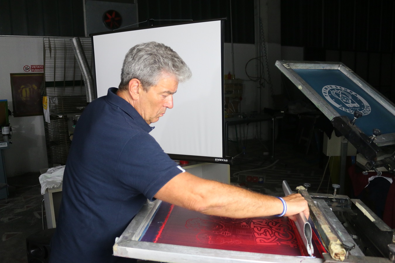 <p>The founder of the Accademia Serigrafica at work</p>
